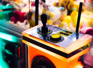 Grua de pelúcia e diversão eletrônica: o que são essas máquinas e como investir?