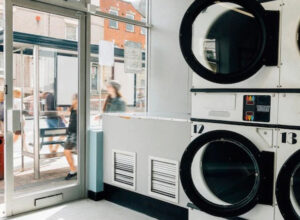 Lavanderias: uma escolha sustentável para reduzir o consumo de água, tempo e dinheiro.